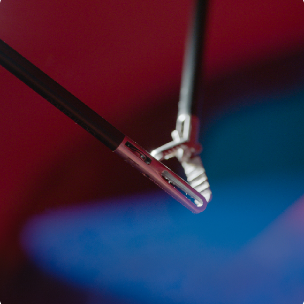 a small tool uses to ties knots in surgery 